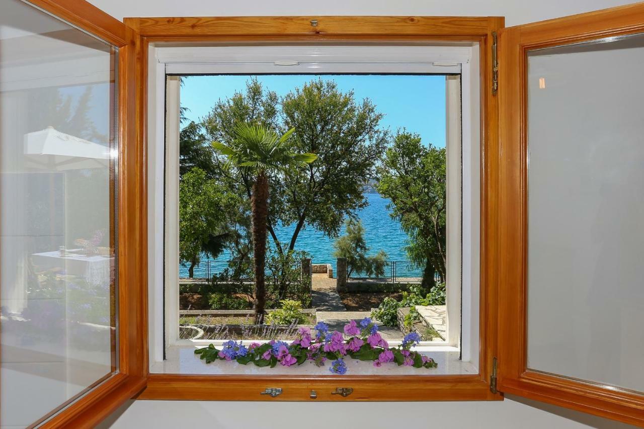 Secret Garden Barada Beach Apartment Trogir Bagian luar foto