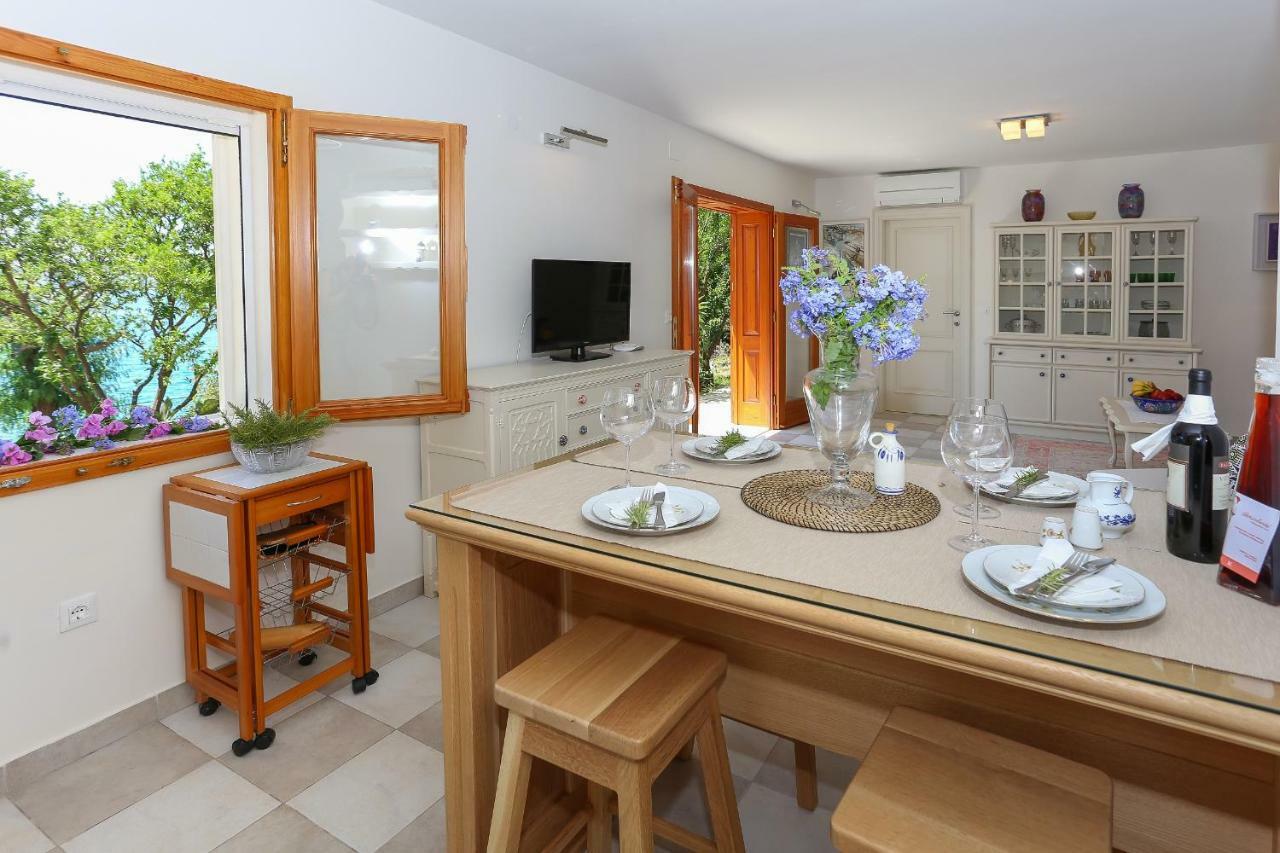 Secret Garden Barada Beach Apartment Trogir Bagian luar foto