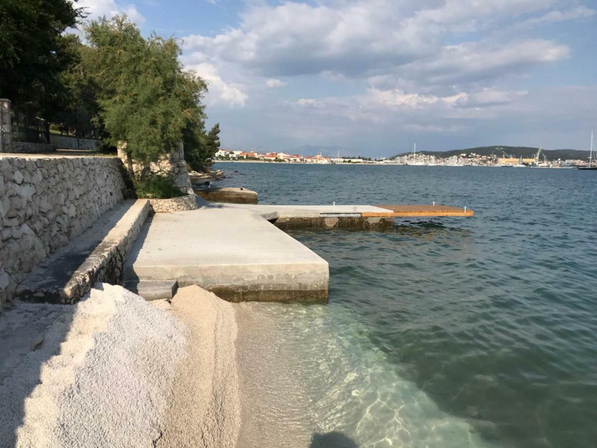 Secret Garden Barada Beach Apartment Trogir Bagian luar foto